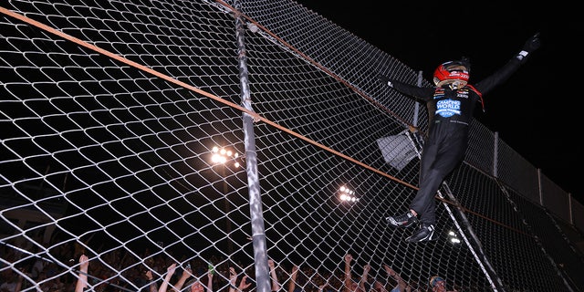 Castroneves, il cui soprannome è "the Spiderman", climbed the catch fence after his win as he does at IndyCar races.