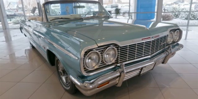 的 1964 Impala SS was the last built on Chevy's X-frame chassis before the model was fully redesigned for 1965.