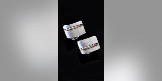 These golf and silver cuff links can be personalized with initials or