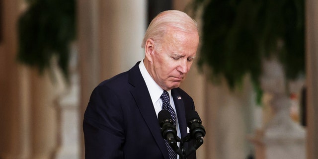华盛顿, 直流电 - 六月 02: 我们. President Joe Biden departs the podium after delivering remarks on the recent mass shootings from the White House on June 2, 2022 在华盛顿, 直流.