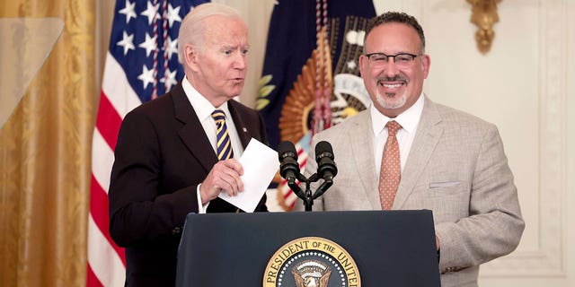 Le président américain Joe Biden et le secrétaire américain à l'Éducation Miguel Cardona prononcent une allocution lors d'un événement pour les enseignants nationaux et d'État de l'année 2022 dans la salle Est de la Maison Blanche le 27 avril 2022 à Washington, DC. 