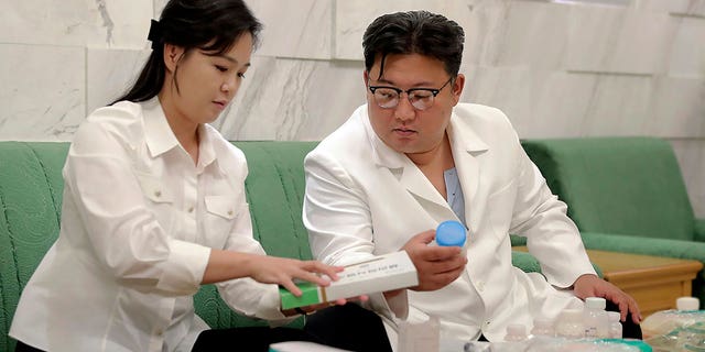 Sur cette photo fournie par le gouvernement nord-coréen, le dirigeant nord-coréen Kim Jong Un et son épouse Ri Sol Ju préparent des médicaments dans un lieu non annoncé en Corée du Nord le mercredi 15 juin 2022 pour les envoyer à Haeju City où une maladie infectieuse s'est déclarée . 