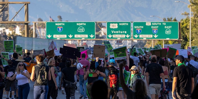 Des manifestants marchent vers le nord sur l'autoroute 110 pour dénoncer la décision de la Cour suprême dans l'affaire Dobbs contre Jackson Women's Health le 24 juin 2022 à Los Angeles, en Californie. 