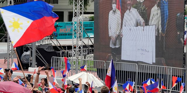 Un écran montre le président philippin entrant Ferdinand Marcos Jr. et le président sortant Rodrigo Duterte lors de la cérémonie d'inauguration au Musée national le jeudi 30 juin 2022 à Manille, aux Philippines.  Marcos a prêté serment en tant que 17e président du pays. 