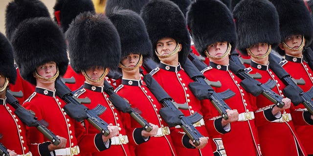 Membros da House Band caminham durante a festa Troops of Color no Horse Guards Parade.