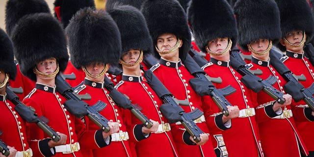 Membros da House Band caminham durante a festa Troops of Color no Horse Guards Parade.