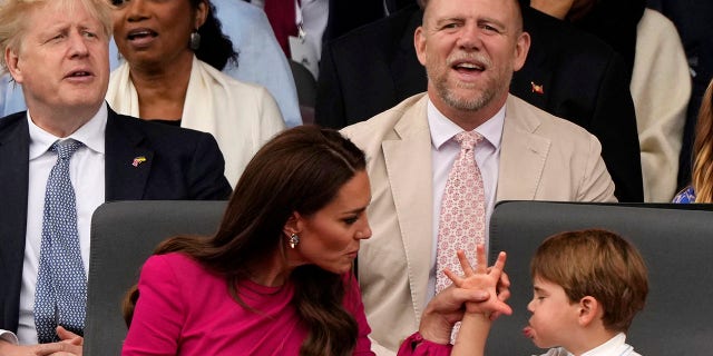 (Rear L-R) 总理鲍里斯·约翰逊(Boris Johnson), Mike Tindall and (front row L-R) Kate Middleton and Prince Louis attend the Platinum Pageant. Tindall shared that the children had a "real sugar high" during the celebration.