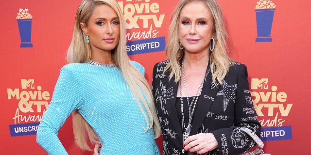 Paris Hilton og Kathy Hilton deltar på 2022 MTV Movie & TV-priser: USCRIPTED på Barker Hangar i Santa Monica, California. Realitystjernen sa at foreldrene hennes trodde de sendte henne til en vanlig internatskole og ble sjokkert over hennes nylige anklager.