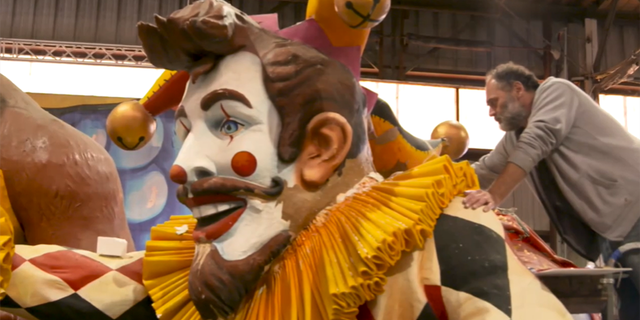 A New Orleans artist paints a Mardi Gras parade float on an episode of Fox Nation's "Hidden Gems." (Fox Nation)