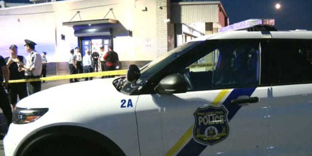 A 17-year-old Chick-Fil-A worker in Philadelphia was shot during a dispute with a delivery driver over a food order, 경찰은 말했다.