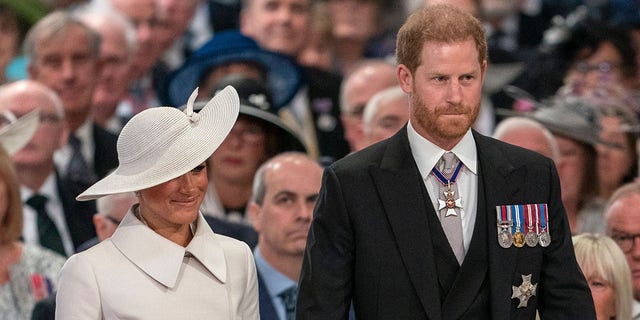 El príncipe Harry parecía ‘profundamente infeliz’ durante el servicio de Acción de Gracias, dice un experto real