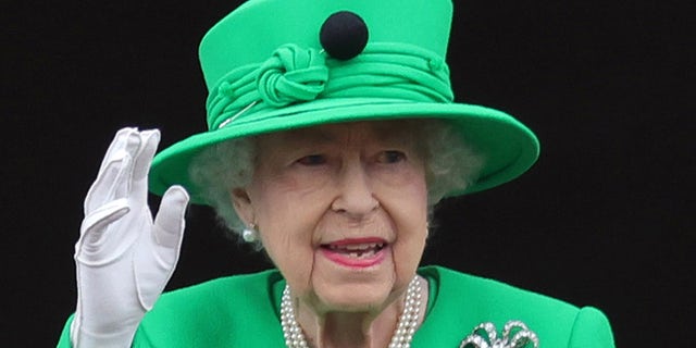 Der 96-jährige König erschien am letzten Tag der Jubiläumsfeierlichkeiten am Sonntag voller Staunen aus dem Buckingham Palace.