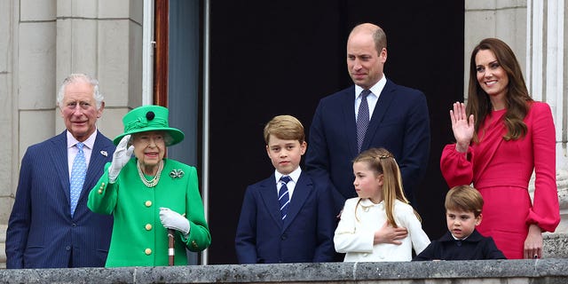 Britain's Queen Elizabeth, Prince William, Catherine, Duchess of Cambridge, Prince George, Princess Charlotte, Prince Louis, Prince Charles and Camilla, Duchess of Cornwall stand on a balcony during the Platinum Jubilee Pageant, marking the end of the celebrations for the Platinum Jubilee of Britain's Queen Elizabeth, in London, Britain, June 5, 2022