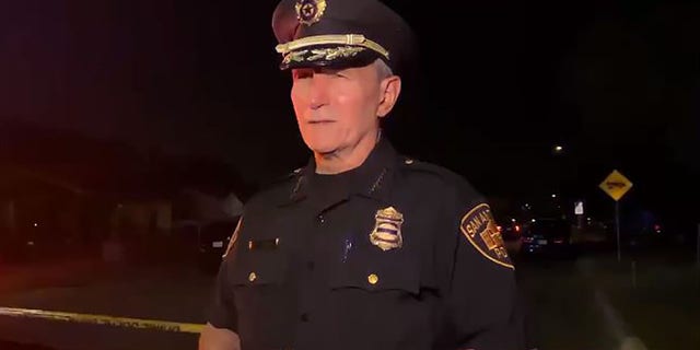 De politiechef van San Antonio spreekt met verslaggevers op de plaats van een dodelijke schietpartij die zaterdagavond plaatsvond.