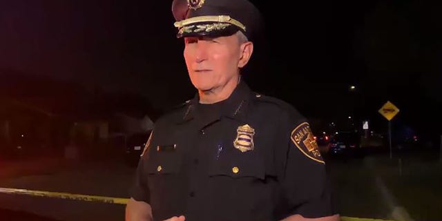 De politiechef van San Antonio spreekt met verslaggevers op de plaats van een dodelijke schietpartij die zaterdagavond plaatsvond.