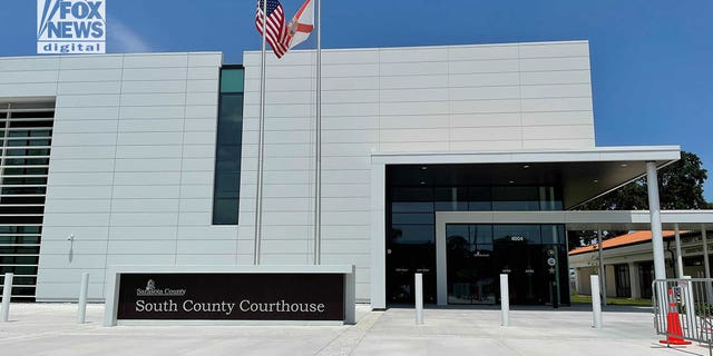 Bilden visar tingshuset i Sarasota County där Gabby Petitos familj förväntas delta i en utfrågning i deras fall mot Brian Laundrys föräldrar onsdagen den 22 juni 2022. 