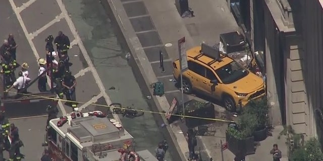 An aerial view shows the aftermath of a New York City taxi crash that left at least 4 pedestrians hurt, three of them critically, secondo le autorità.