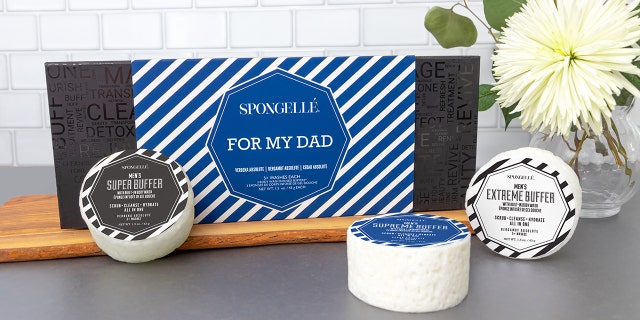 This kit includes body scrubs that will cleanse, exfoliate and cleanse skin.