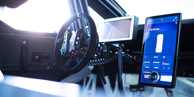 El interior del Electric SuperVan está equipado con un controlador de pantalla táctil compartido con los vehículos eléctricos de producción de Ford.