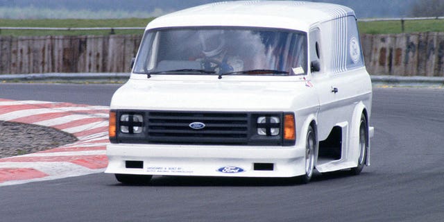 Суперванът от 1984 г. използва модифицирана платформа за състезателни автомобили за издръжливост Ford C100.