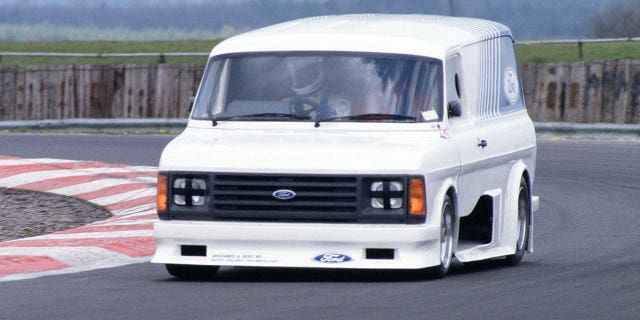 1984 metų supervanas naudojo modifikuotą Ford C100 ištvermės lenktyninio automobilio platformą.