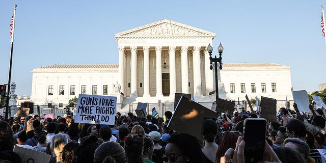 Abortion rights demonstrators gather outside the US Supreme Court after the justices overturned the 1973 鱼卵. 为后 Roe v 做准备. 摄影家: Valerie Plesch/Bloomberg via Getty Images