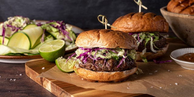 Try this Thai-inspired burger recipe for your weekend get together. (牛肉. It’s What’s For Dinner.)