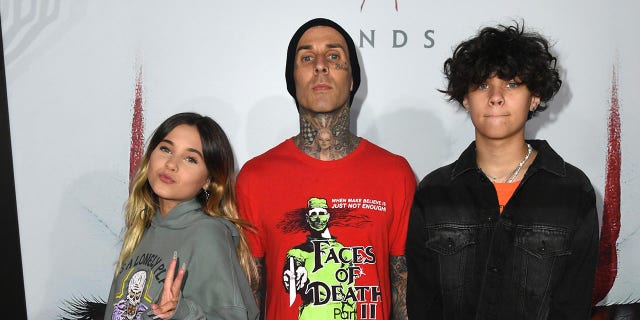 앨라배마 루엘라 바커, Travis Barker and Landon Asher Barker arrive at Regency Village Theatre on August 26, 2019 in Westwood, 캘리포니아.