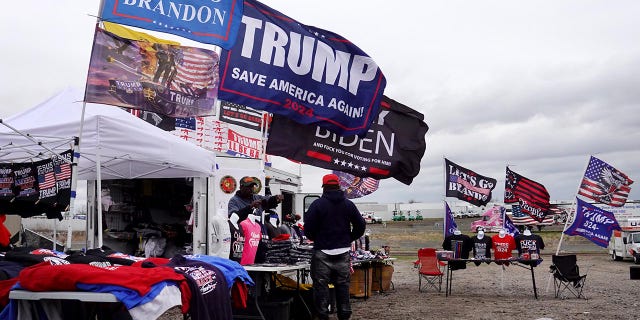 Los partidarios del expresidente Donald Trump compran mercadería en un mitin organizado por el expresidente el 29 de abril de 2022 en Greenwood, Nebraska.