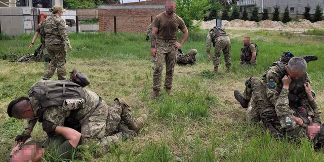 A U.S. Army veteran who served  in Iraq trains Ukrainian forces in combatives as the country's war with Russia continues.