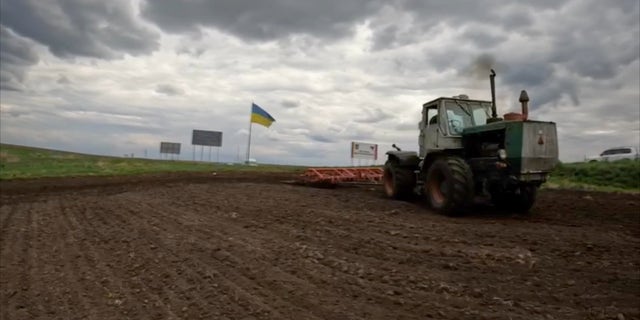 A tractor at work in Ukraine, 어느, together with Russia, made up 30% of the world's grain exports before the war.