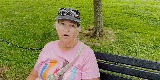 National Mall yakınlarındaki bir bankta oturan Vicky adında bir kadın, siyasi liderlerin yaşıyla ilgili düşüncelerini paylaşıyor.