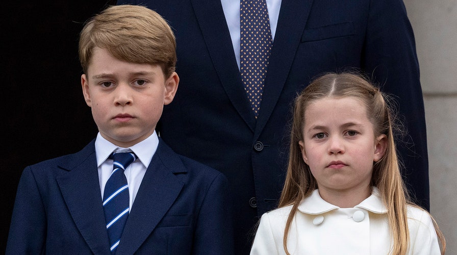 Så hurtigt som en flash navn Port Kate Middleton, Prince William's daughter Princess Charlotte goes viral for  correcting Prince George's posture | Fox News