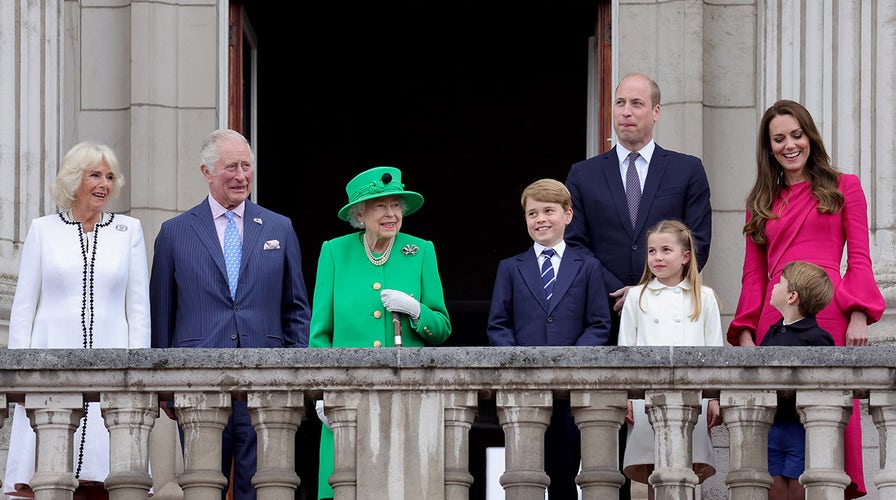 Queen Elizabeth makes surprise appearance on Buckingham Palace balcony during Platinum Jubilee finale