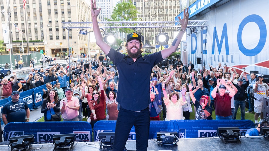 Country singer Chris Janson wows crowd, talks family at the 'Fox