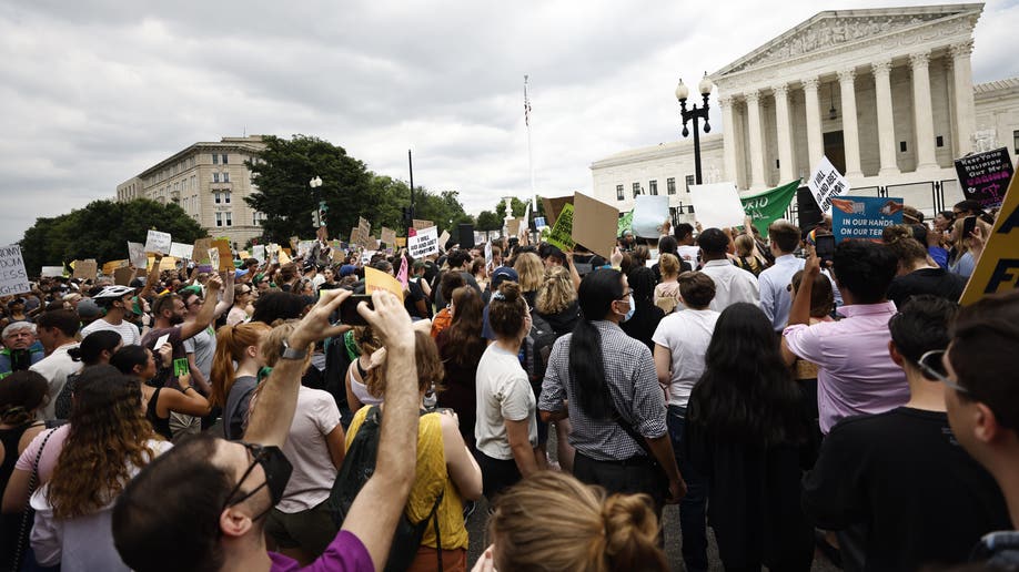 Supreme Court Overturns Roe V Wade Photos Of Protesters Crowds Outside High Court Fox News