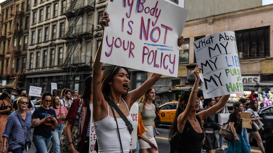 Supreme Court Overturns Roe V Wade Photos Of Protesters Crowds   GettyImages 1241511490 