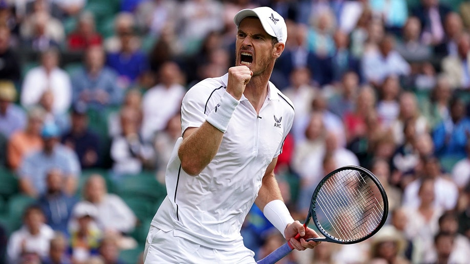 Andy Murray celebrates a point