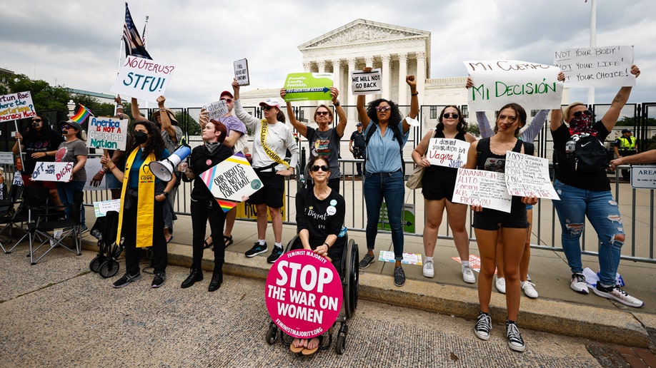 Supreme Court Overturns Roe V Wade Photos Of Protesters Crowds Outside High Court Fox News 7888