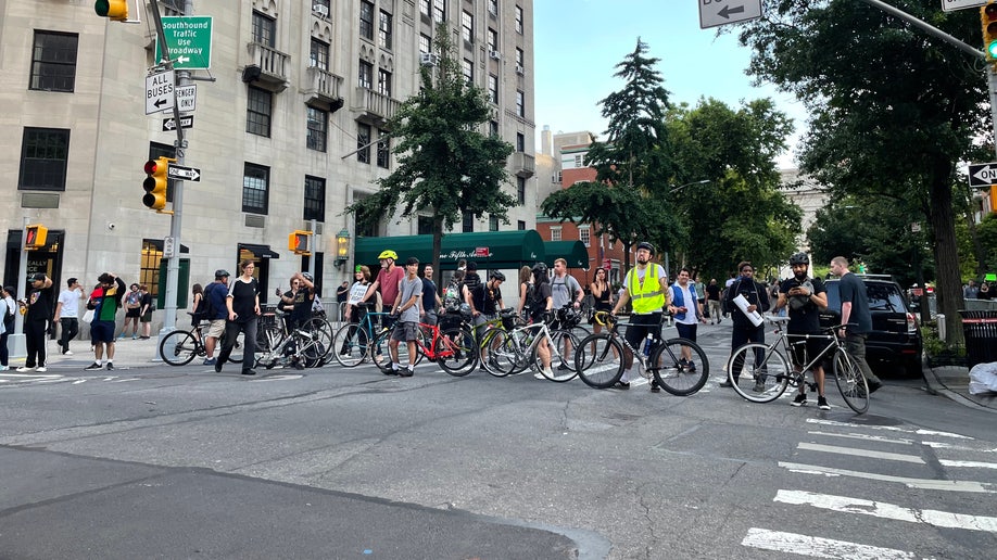 Protesters block Fifth Ave