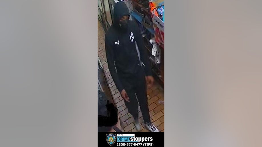 NYC gunpoint robbery suspects in store 