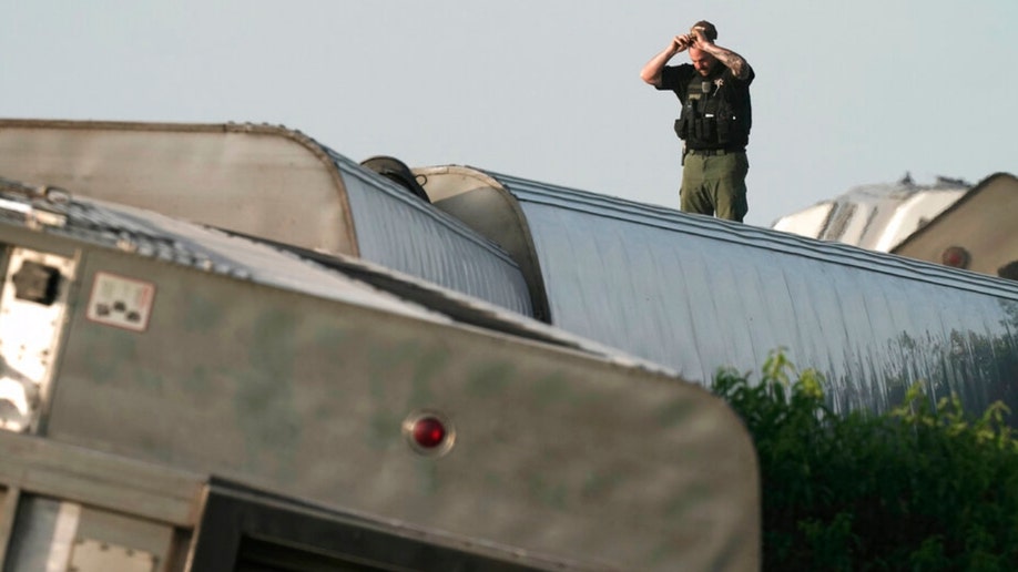 Missouri Amtrak Derailment: NTSB Investigators Focusing On Crossing ...