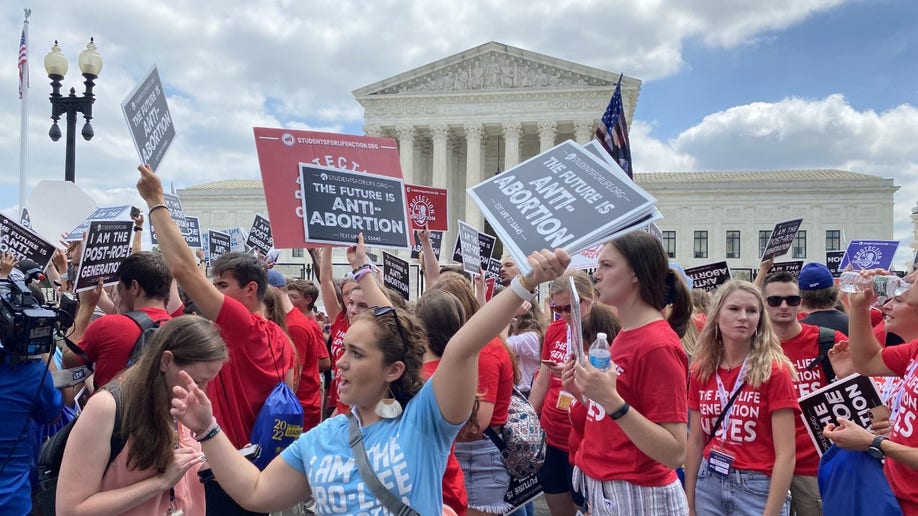 Supreme Court Overturns Roe V Wade Photos Of Protesters Crowds Outside High Court Fox News