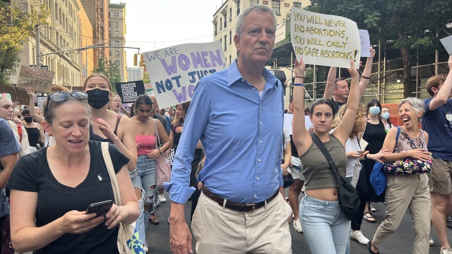 Bill de Blasio walking