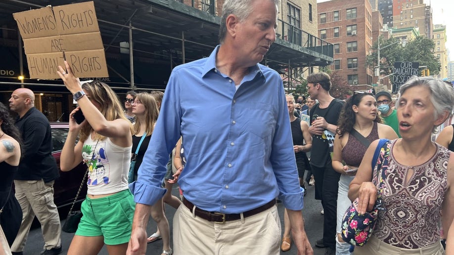 Bill de Blasio talks with NYC resident