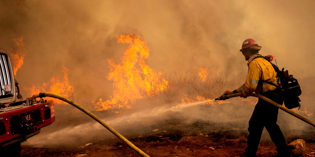 California firefighters are helped by favorable weather in fight against forest fires - Vimarsana News