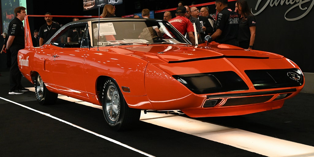PLYMOUTH SUPERBIRD ★ DODGE DAYTONA 7台セット 1970 Plymouth Superbird muscle car sold for record $1.65 million