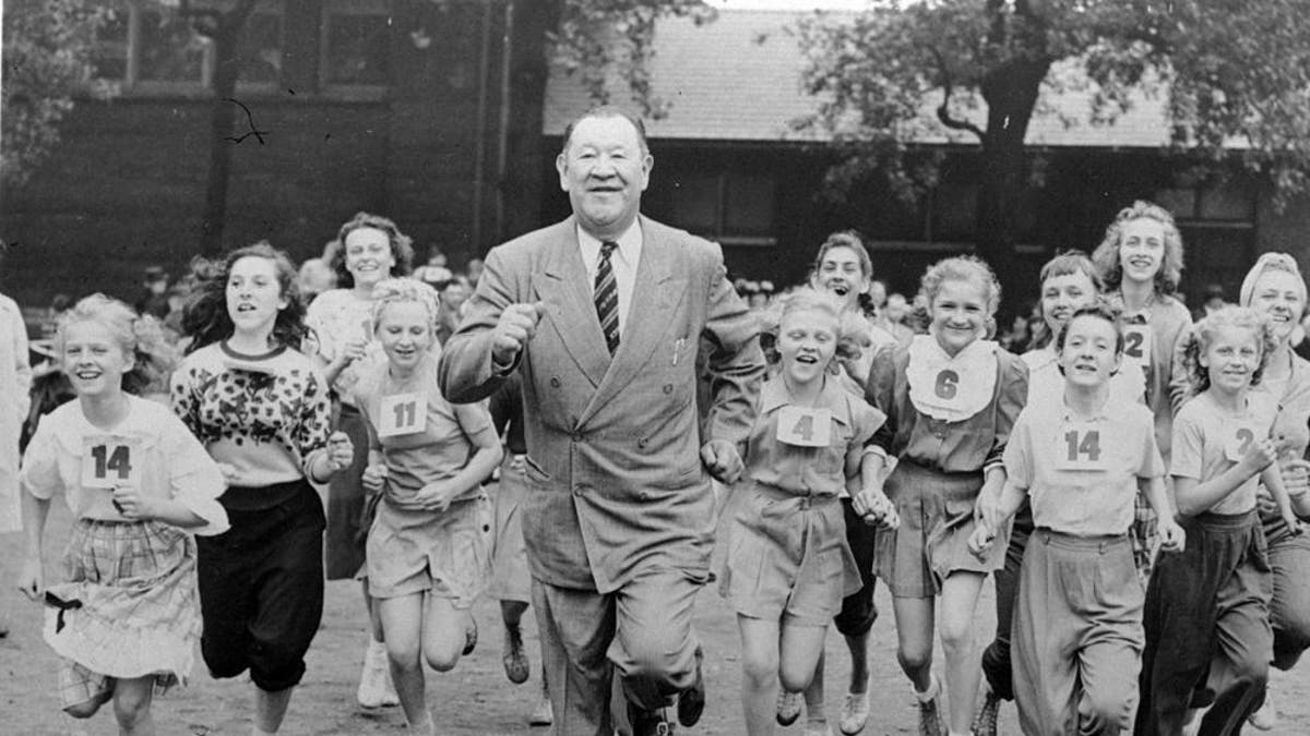 Jim Thorpe running with kids