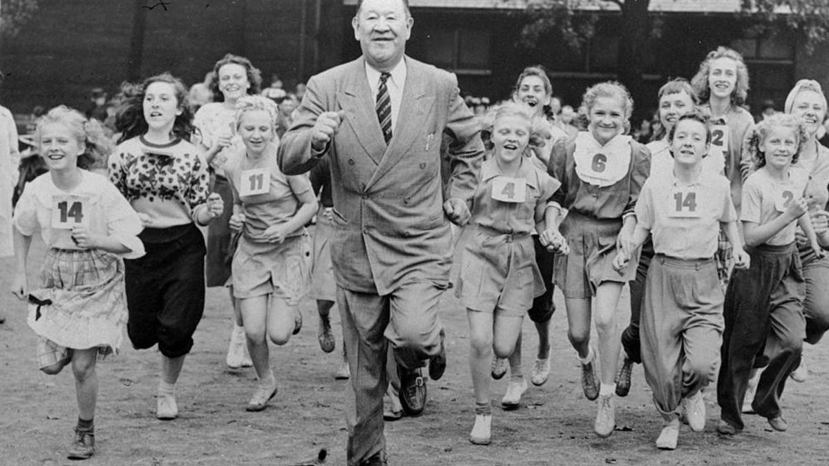 Jim Thorpe running with kids