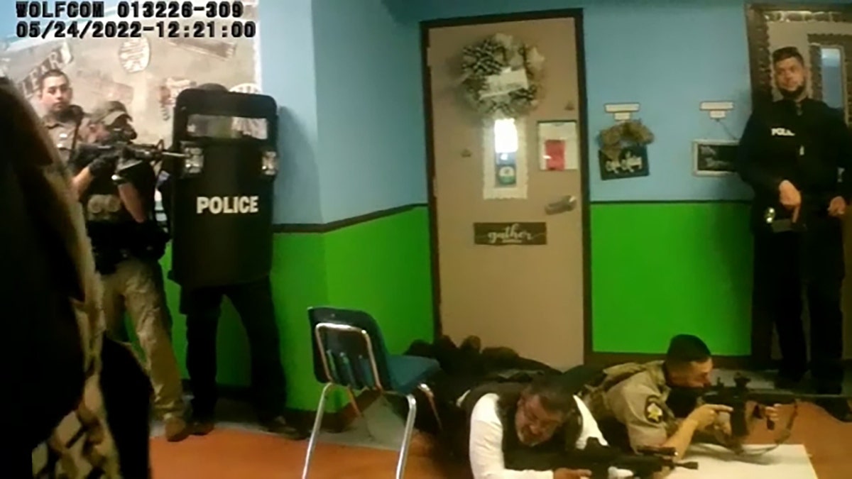 Uvalde Texas police officers take position in hallway